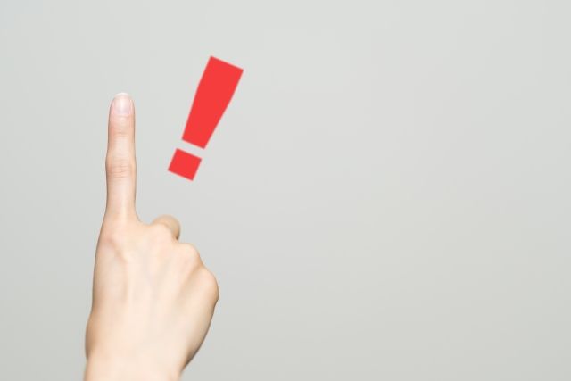 人差し指とビックリマーク