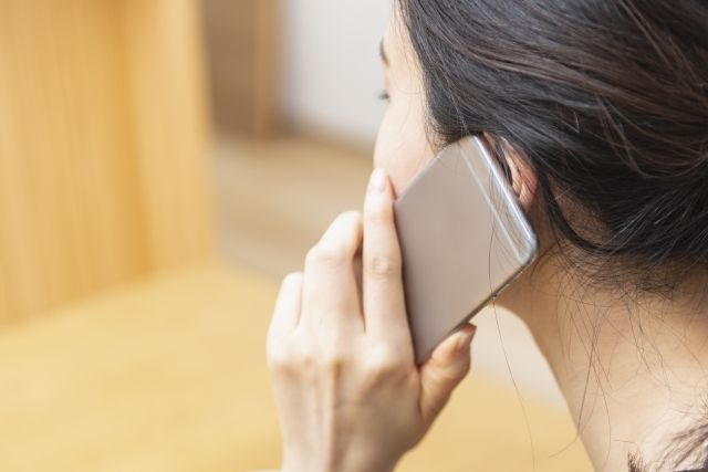 スマホで電話する女性